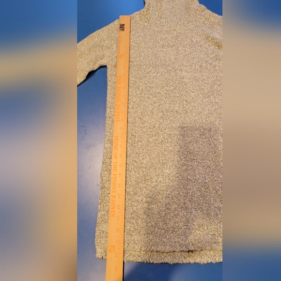 EUC cozy sweater - Picture 6 of 6